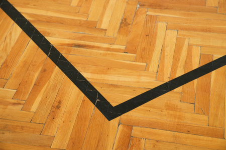 黑角。破旧的木地板的体育名人与标线