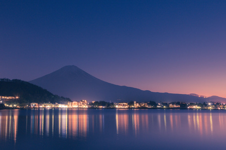 日本的富士山夜景和川口湖城