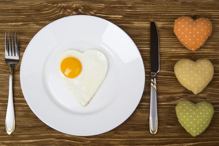 炒鸡蛋在心形情人节一起吃早餐