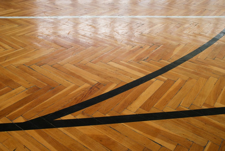 大厅里有黑线。用五颜六色的标志线在运动场上破旧的木地板