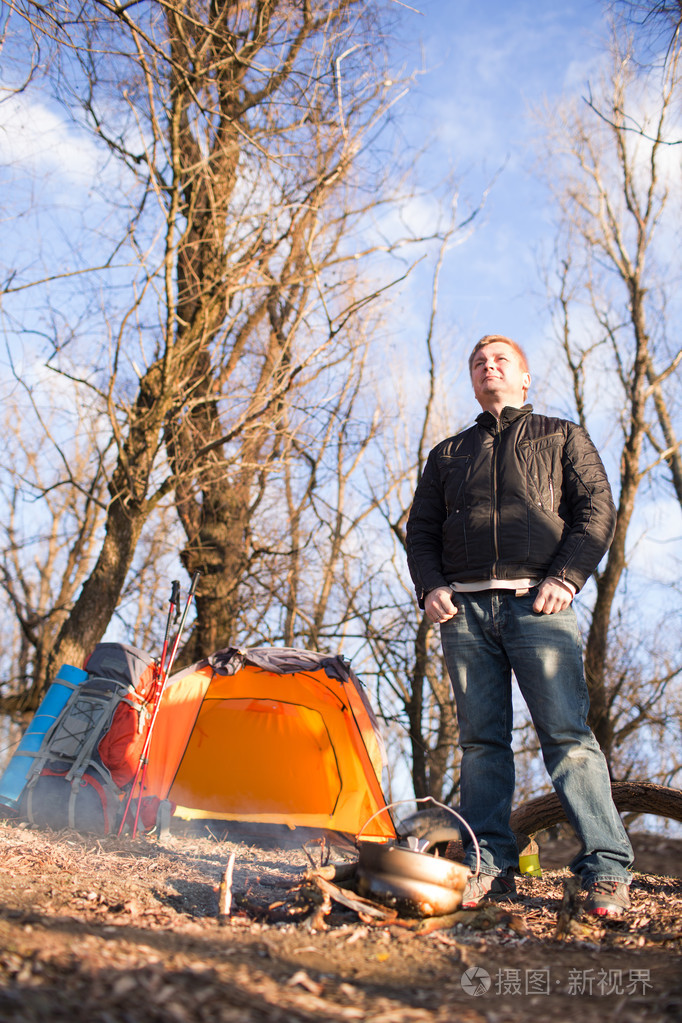 男人旅行者在树林里