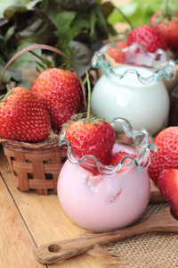 新鲜草莓红色和酸奶在美味