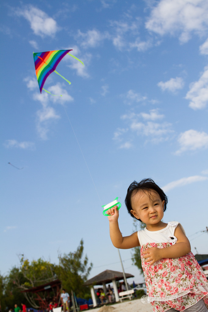 亚洲中国小女孩放风筝