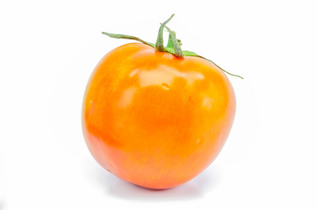 白色背景上的新鲜红黄色番茄。