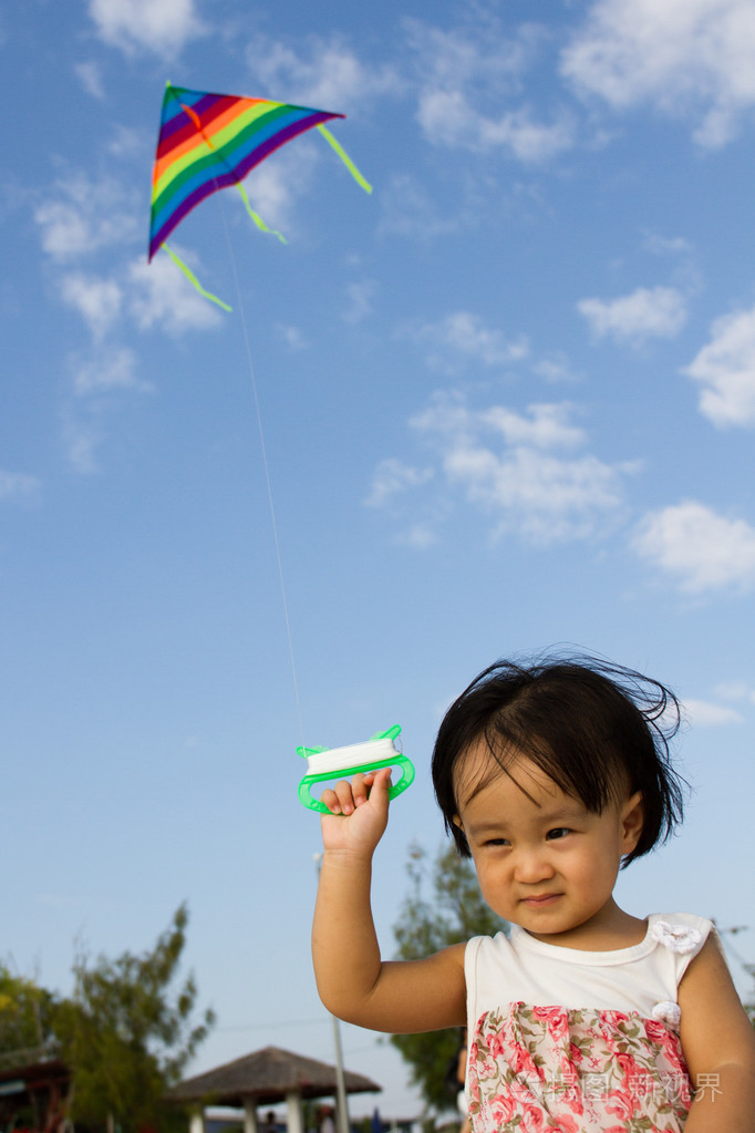 亚洲中国小女孩放风筝