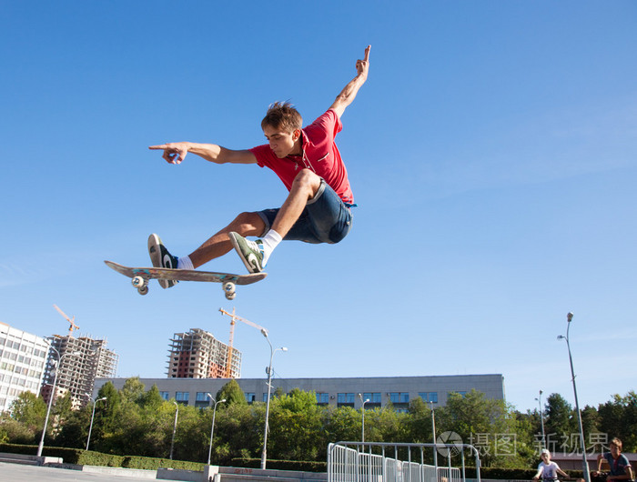 男性滑板滑板上跳跃照片-正版商用图片1mfc5w-摄图新视界