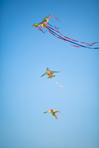 三个彩色的风筝在天空中图片