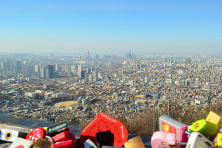 在日光下与蓝蓝的天空，首尔，韩国首尔市