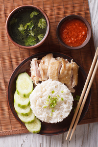 海南鸡米饭特写在盘子上。垂直的顶视图