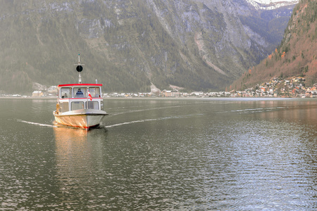 Hallstat 村庄的背景下，Salzka 在哈尔施塔特湖渡轮