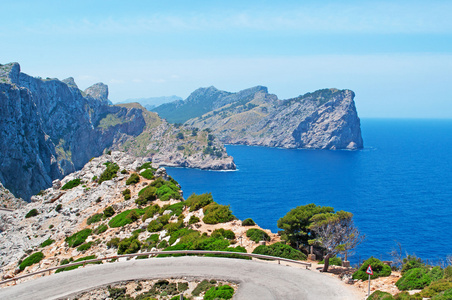 西班牙巴利阿里群岛马洛卡 通往该岛北端的福门特角的蜿蜒道路, 塞拉德特拉蒙塔纳山脉的顶端与地中海交汇