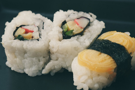 寿司卷与滤波效果复古怀旧风格