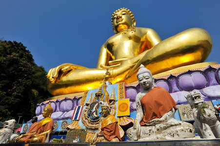 在金三角，清迈，清盛黄金 Thaila 佛教雕像