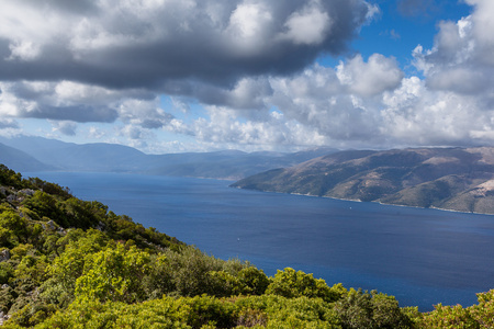 在伊萨卡岛在阳光明媚的天气里湾景色