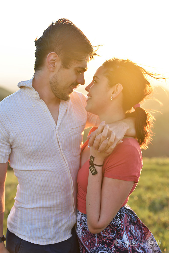 热恋中的情侣看起来彼此