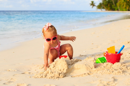 可爱的小女孩，在沙滩上玩沙