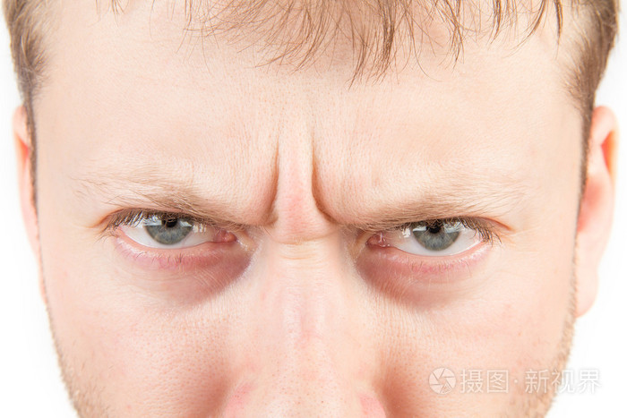 男人的愤怒的眼睛