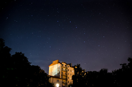 美丽乌云密布的夜空