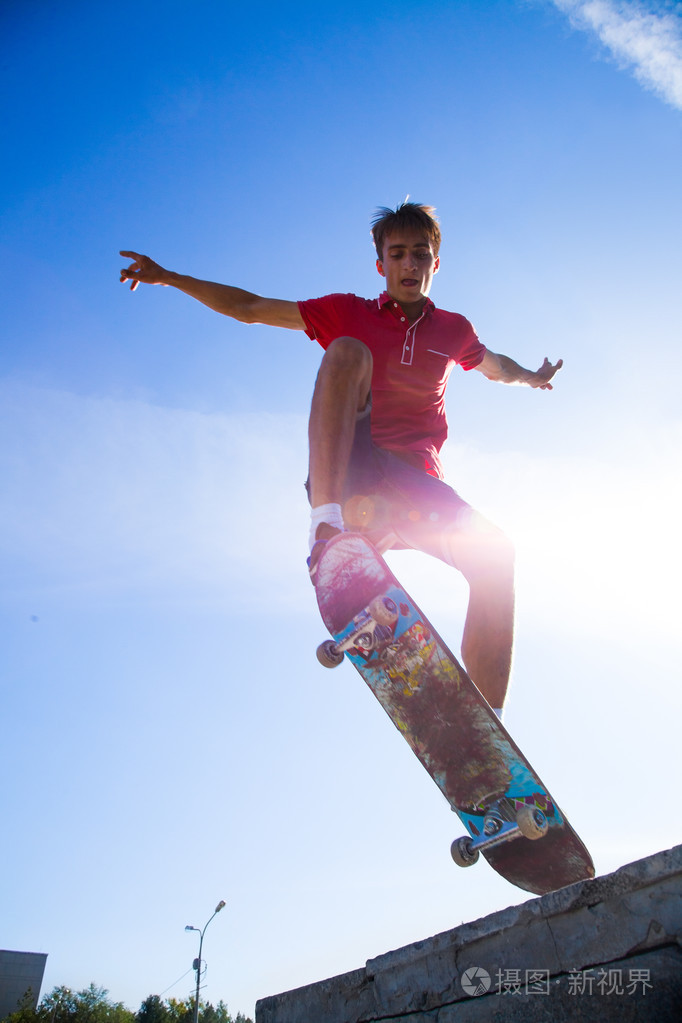 男性滑板滑板上跳跃