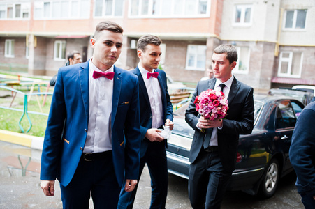 新郎和伴郎图片