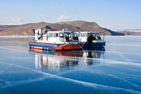 气垫船在贝加尔湖的表面图片