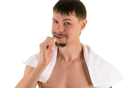 男人用牙刷刷牙