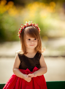 小女孩在花圈和优雅的着装