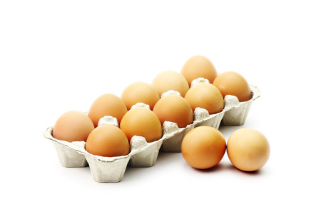 棕色的鸡蛋上白色孤立