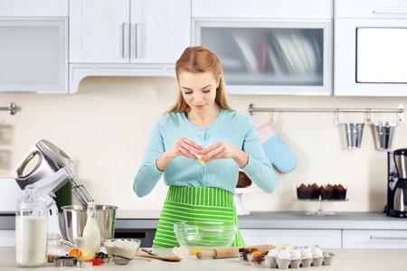 女人吃鸡蛋图片