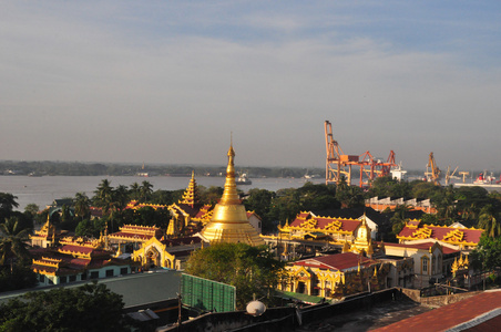 在仰光，缅甸的八角宝塔
