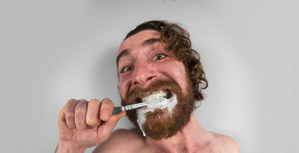 刷牙有胡子的人图片