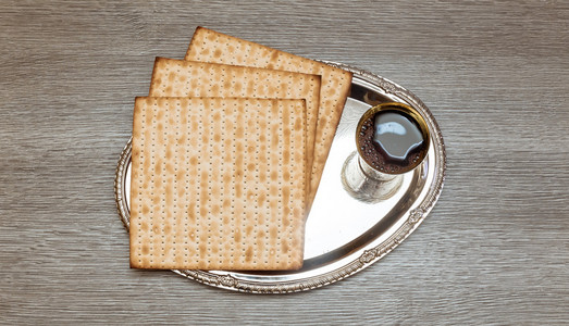 静物与酒和 matzoh 的犹太逾越节面包