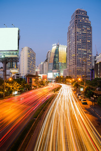 现代城市的夜景。建筑和轻小道上道路机智