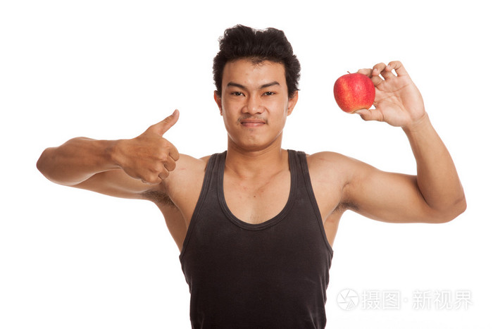 肌肉发达的亚洲人竖起大拇指与红苹果