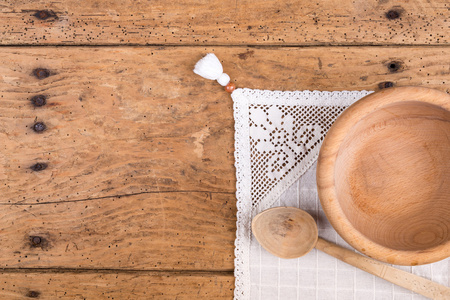 木碗 勺子和桌布仿古木制的桌子上