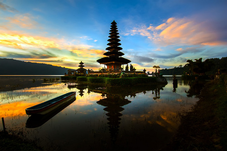在印度尼西亚的普拉乌伦达纽布拉坦水寺