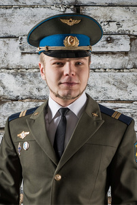 年轻的警长俄罗斯武装力量构成穿制服