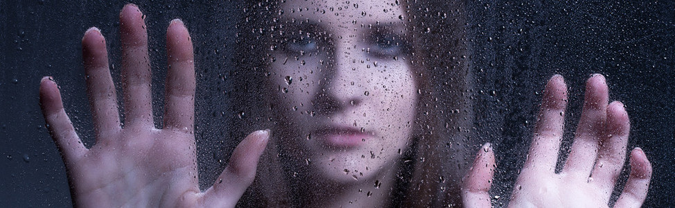 伤心的父母图片