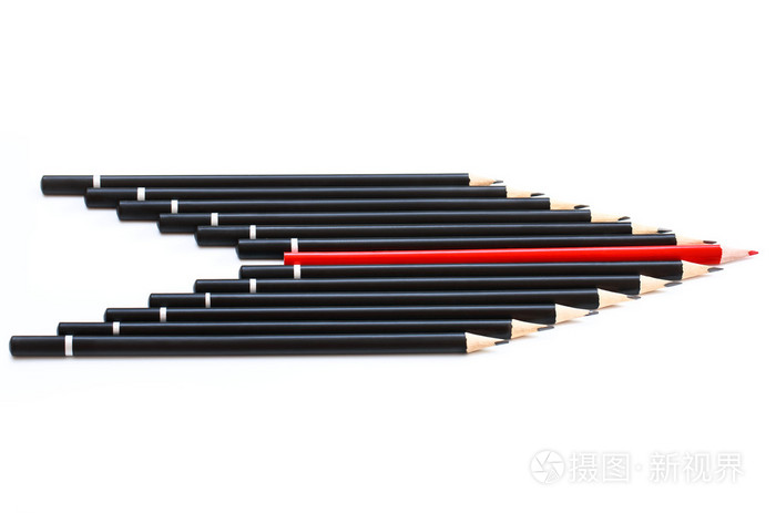 在中间红色一支黑色的铅笔