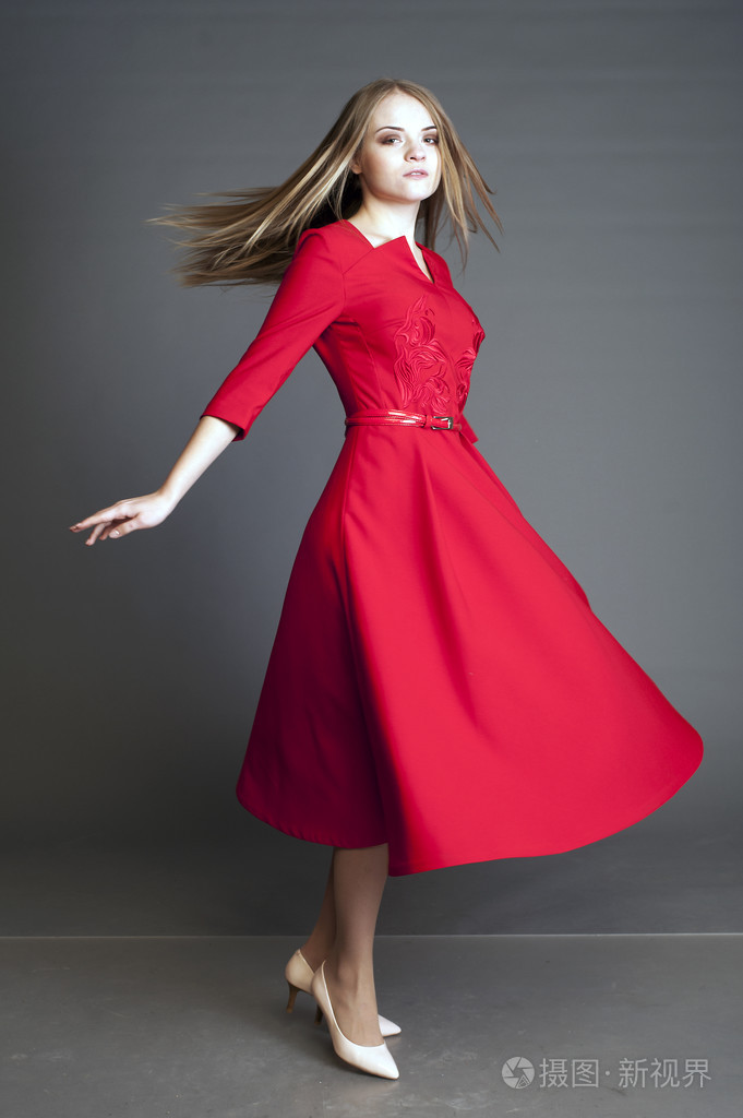 穿红裙子的美丽金发