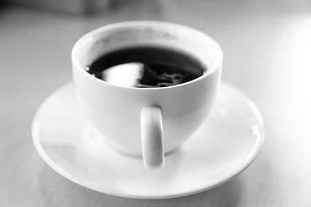 黑白木桌上的咖啡杯