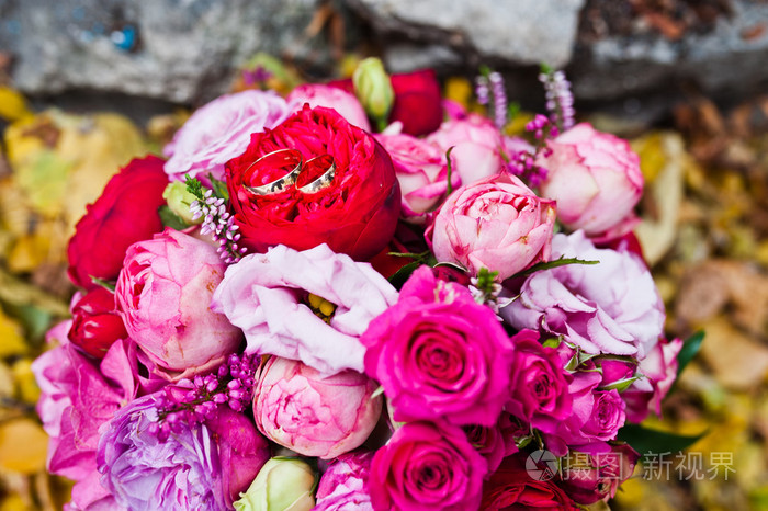 牡丹与玫瑰的婚礼花束大卫奥斯汀在黄色的树叶