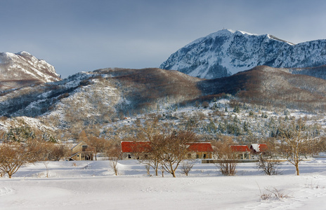 雪后的 Njegushi 村。黑山