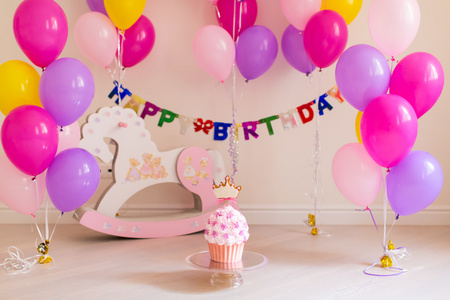 生日蛋糕，五颜六色的气球马