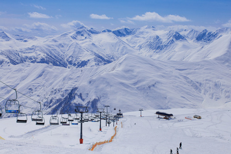 全景视图上滑雪站上雪山背景