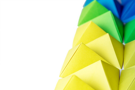 创作的抽象背景用蓝色，绿色和黄色的折纸金字塔