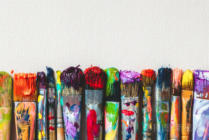 行的艺术家画笔特写艺术画布上