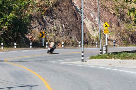 弯曲和陡的下坡道路