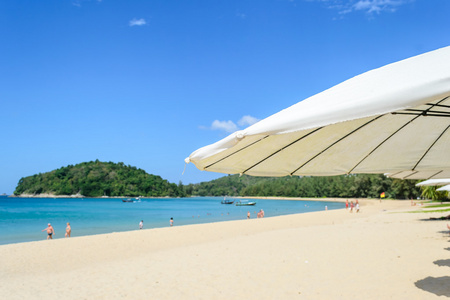 蓝蓝的天空上拉扬海滩普吉岛，泰国带雨伞