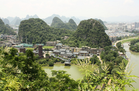 喀斯特山区和杉湖宝塔在桂林，中国